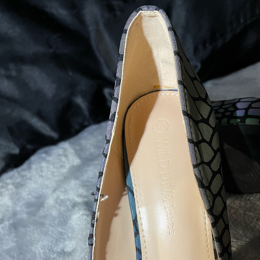 Wild Diva black, reflective snake skin pumps. Size 10 - Picture 5 of 6